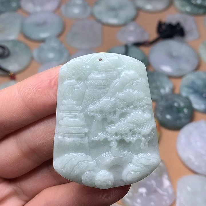 翡翠未镶嵌颈饰山水