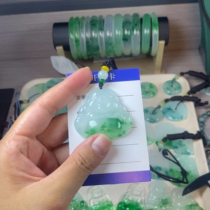 汤***斯翡翠未镶嵌颈饰佛公