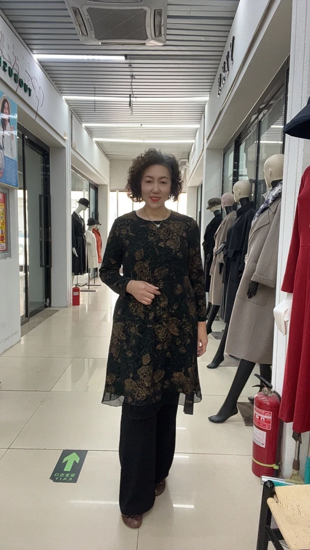 时尚休闲圆领中长款连衣裙