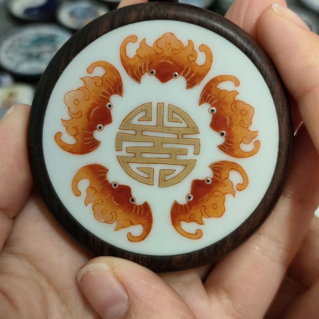 瓷片l****y粉彩金五福挂件一个