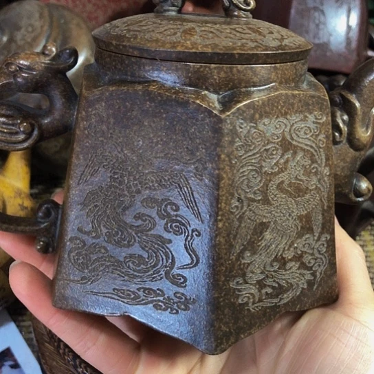 茶壶紫砂原矿泥料手工制作的一把紫砂壶。