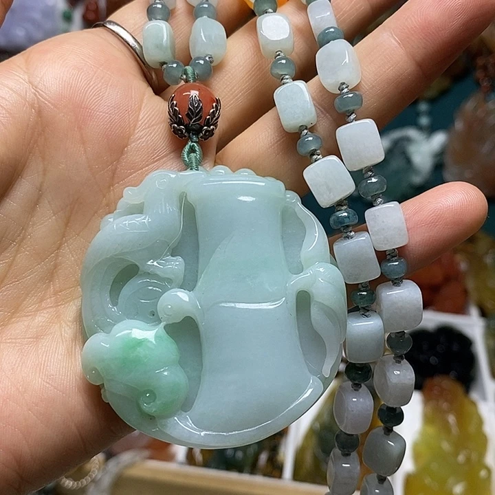 翡翠未镶嵌吊坠(赠链)