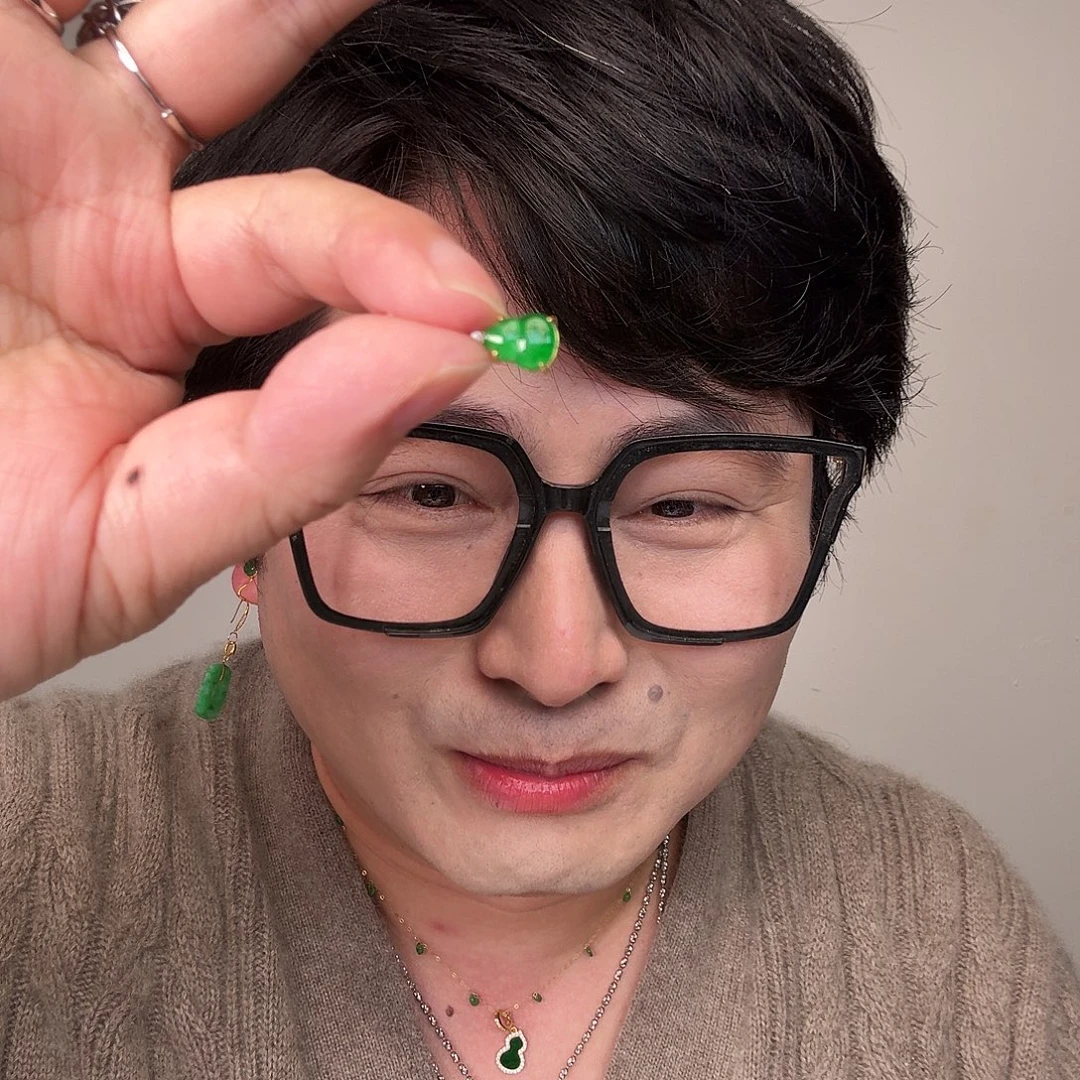 翡翠未镶嵌颈饰一件