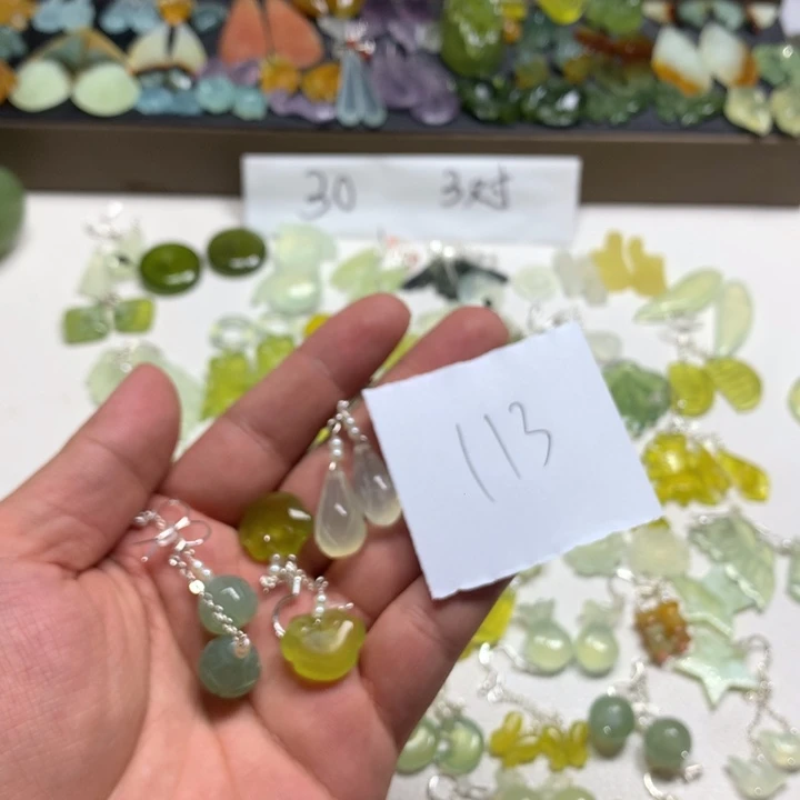 曾***抒蛇纹石玉合金发夹