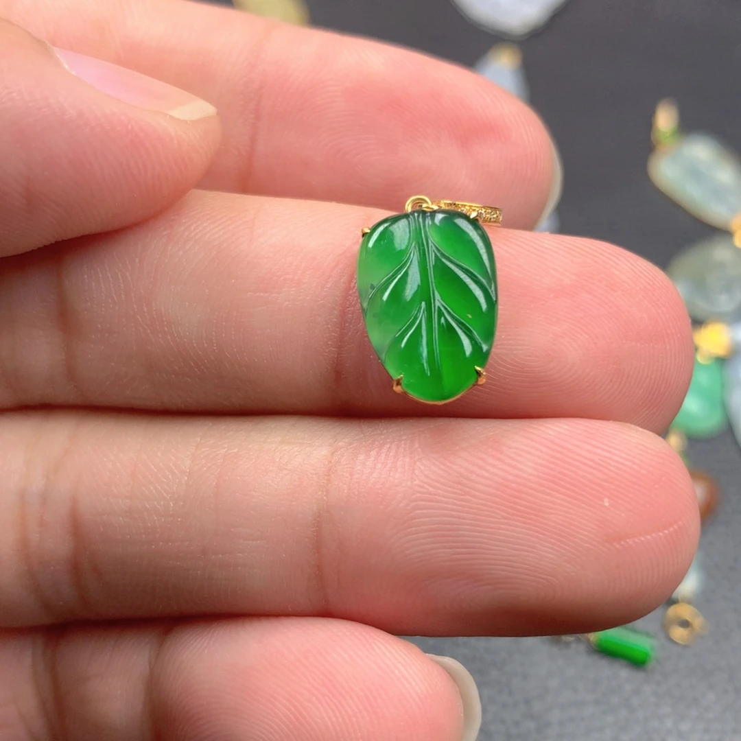 【闪购商品】颈饰18K金镶嵌翡翠右*羽翡翠