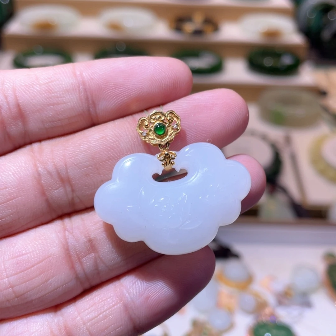 和田玉18K金镶嵌颈饰收藏级白玉荷花锁