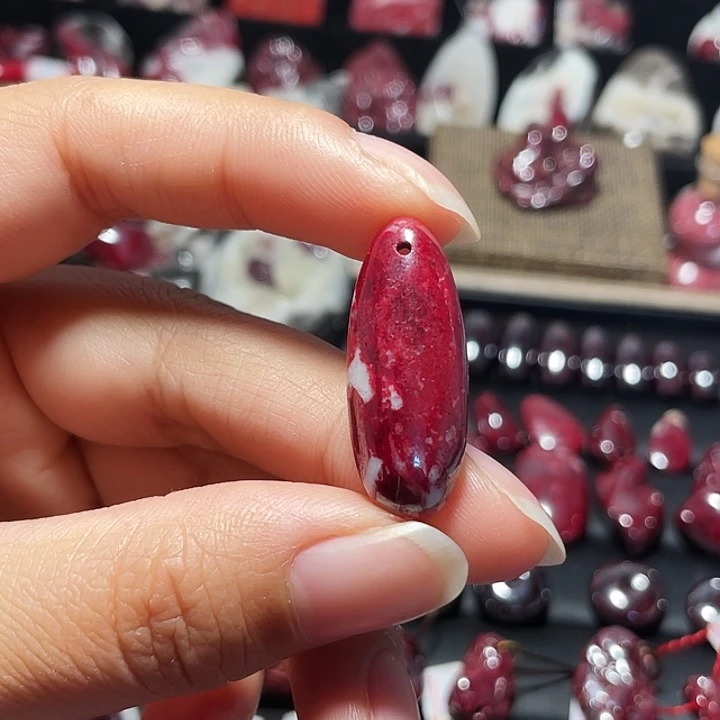 天然辰砂原矿随形吊坠11.7克