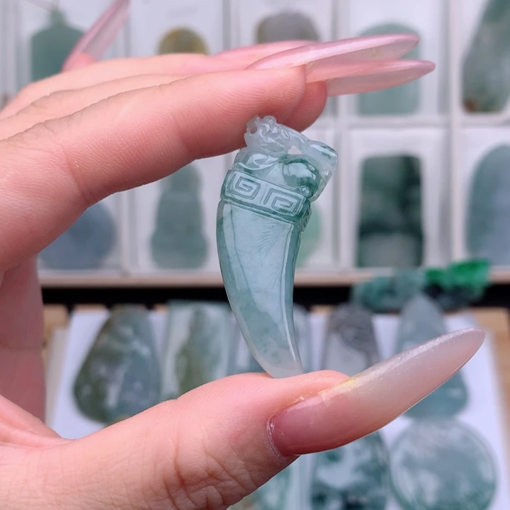 翡翠未镶嵌颈饰龙牙