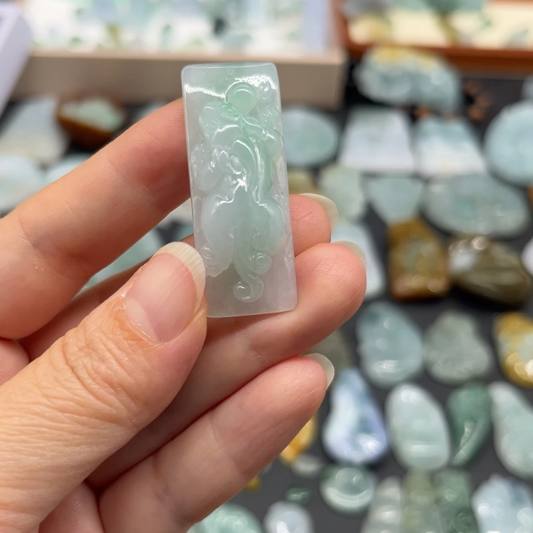 翡翠未镶嵌颈饰貔貅