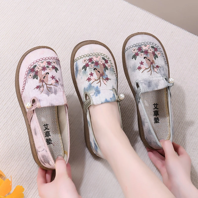 春新款老北京布鞋女士女款绣花鞋一脚蹬妈妈鞋百搭休闲鞋透气单鞋