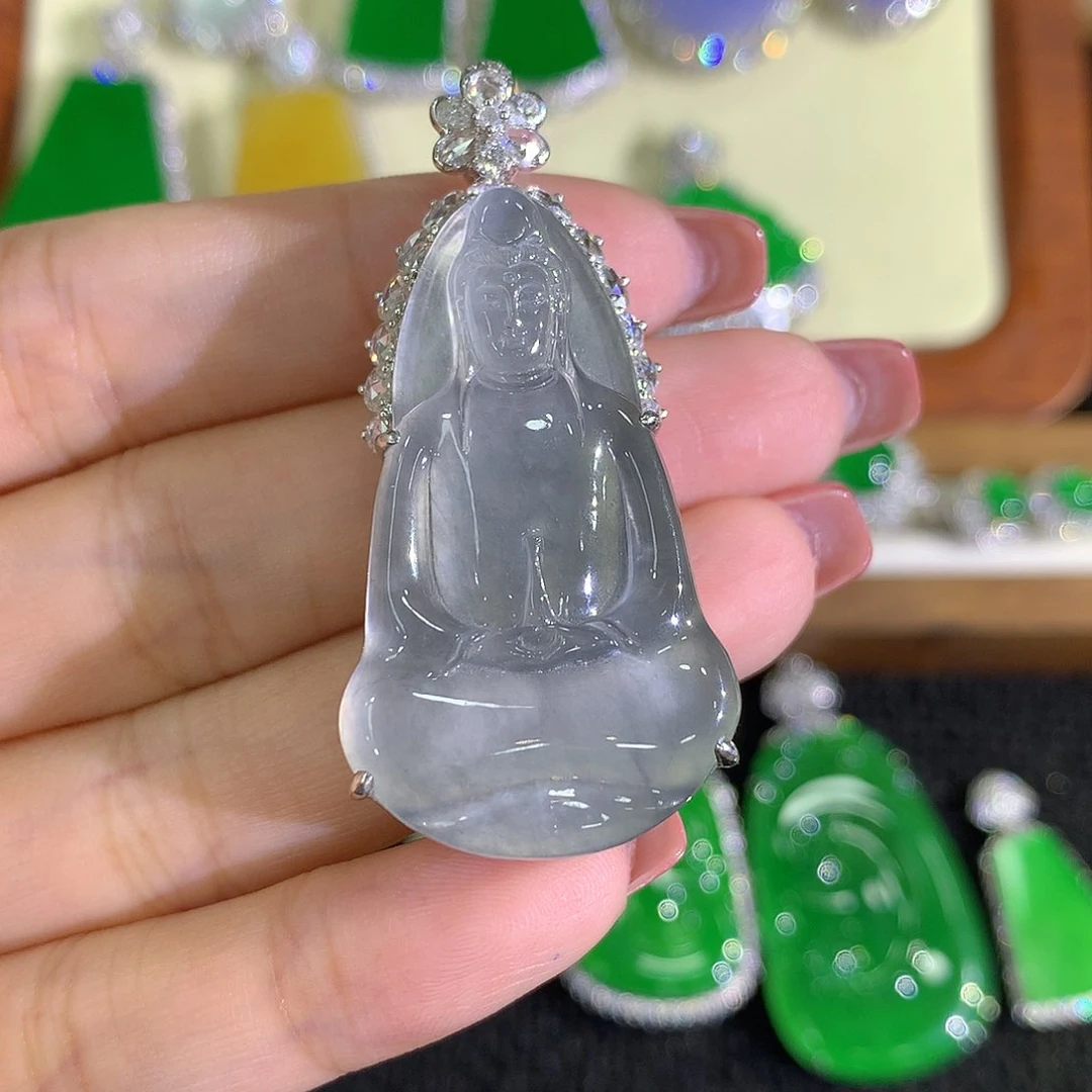 颈饰18K金镶嵌翡翠观音