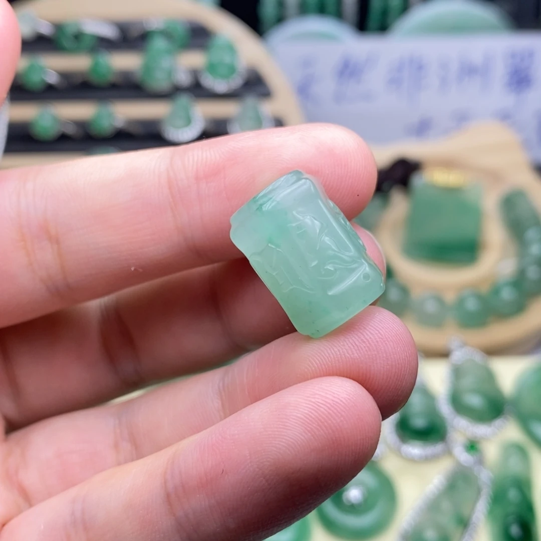 未镶嵌石英质玉（非洲翠）车挂