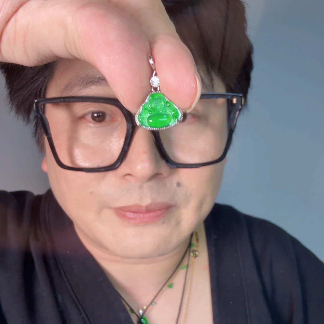 翡翠未镶嵌颈饰一件