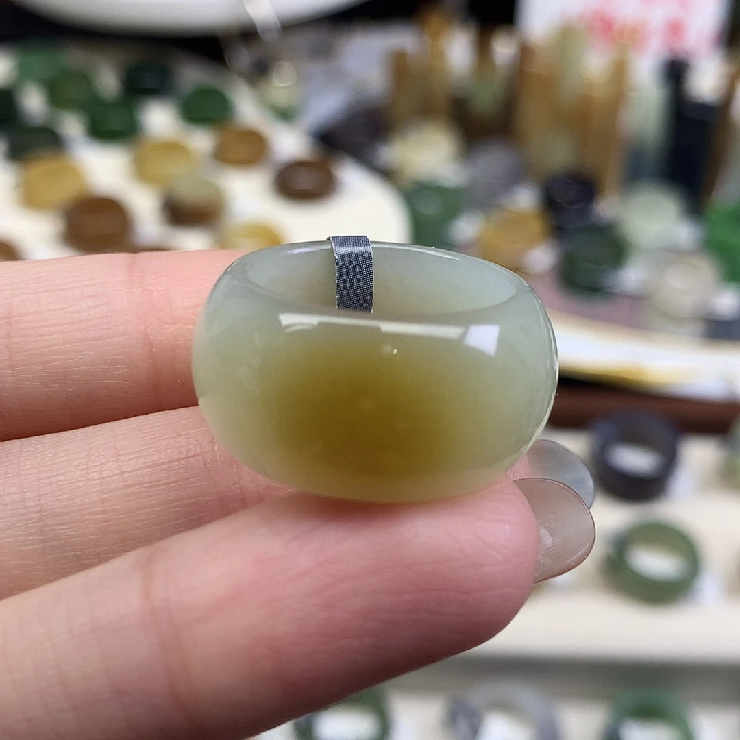 未镶嵌戒指和田玉