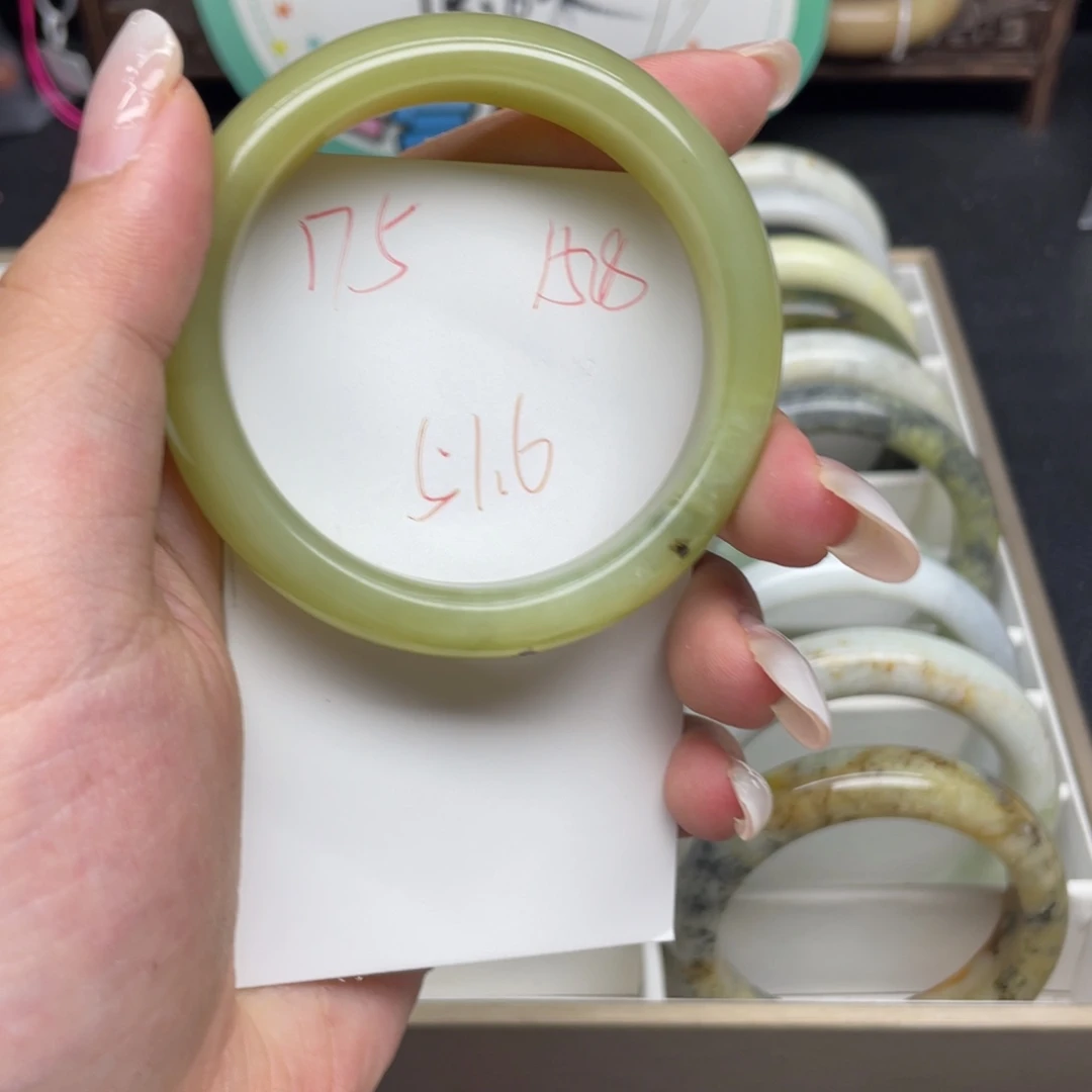 蛇纹石玉未镶嵌手镯