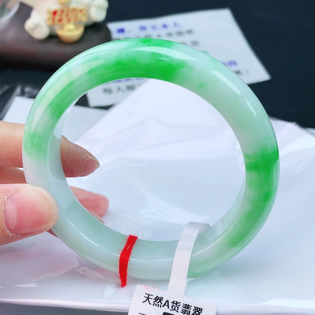 翡翠手镯未镶嵌56圈