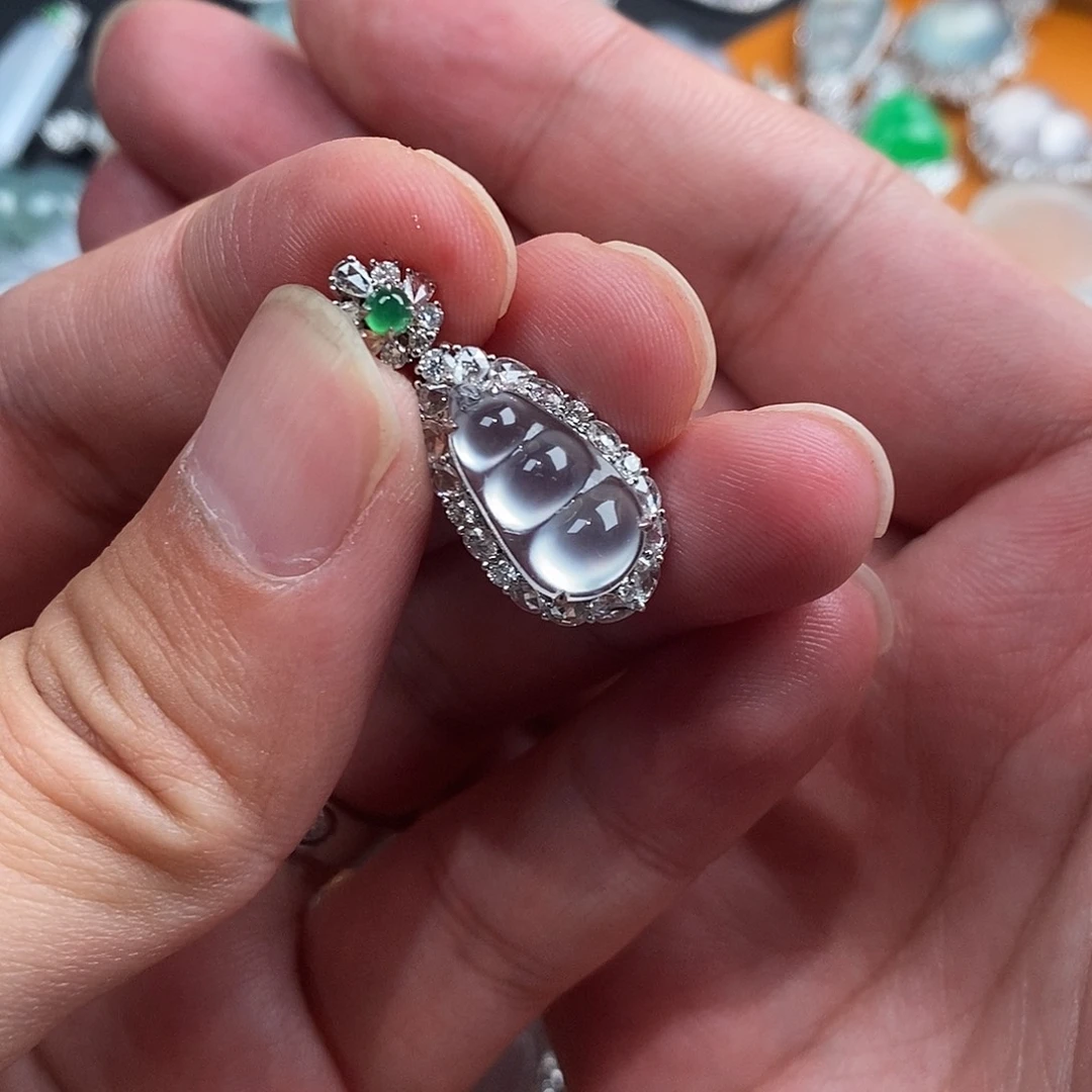 修***泽翡翠18K金镶嵌颈饰