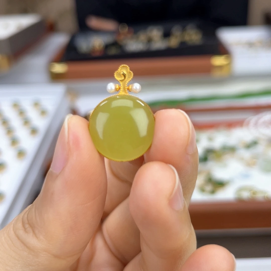 颈饰18K金镶嵌和田玉