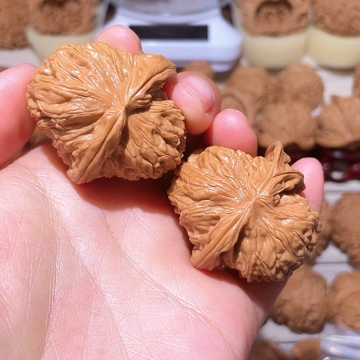 文玩核桃把件全品白狮子异型放漏款