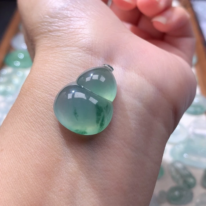 颈饰未镶嵌翡翠冰种晴底飘花葫芦