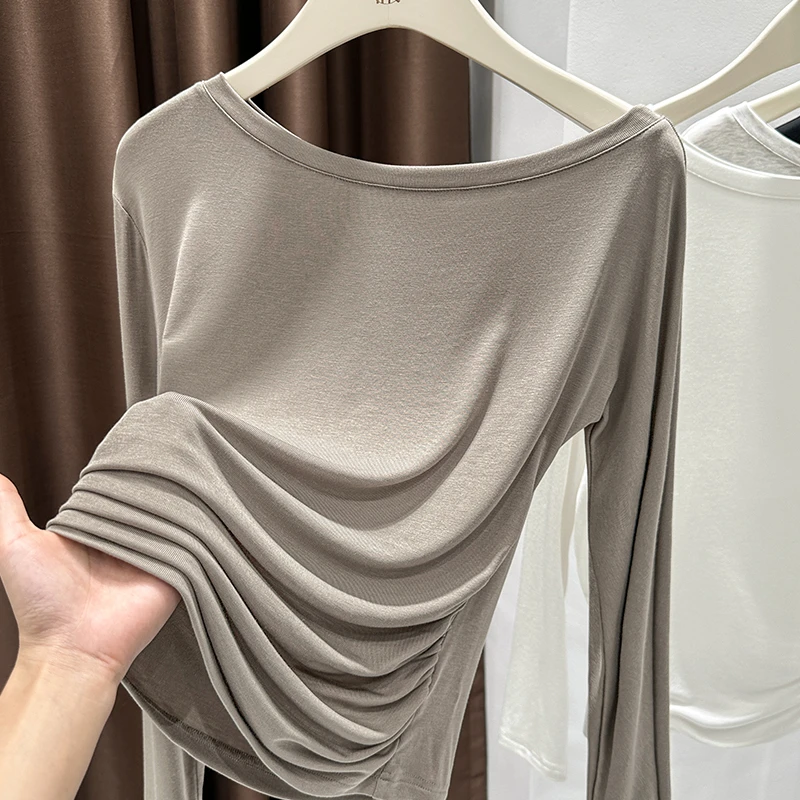 咖色一字领露肩设计长袖上衣女秋冬新款气质外穿褶皱收腰打底T恤