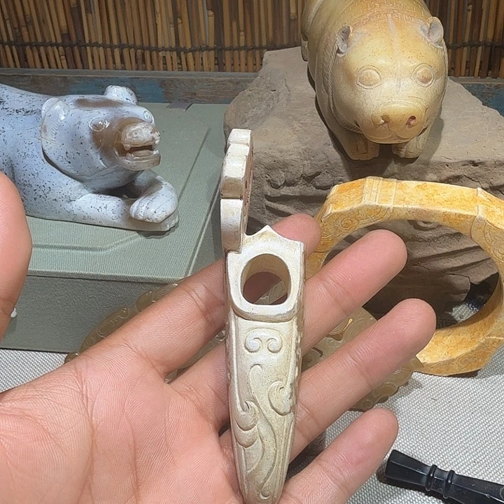 大***唐和田玉未镶嵌颈饰
