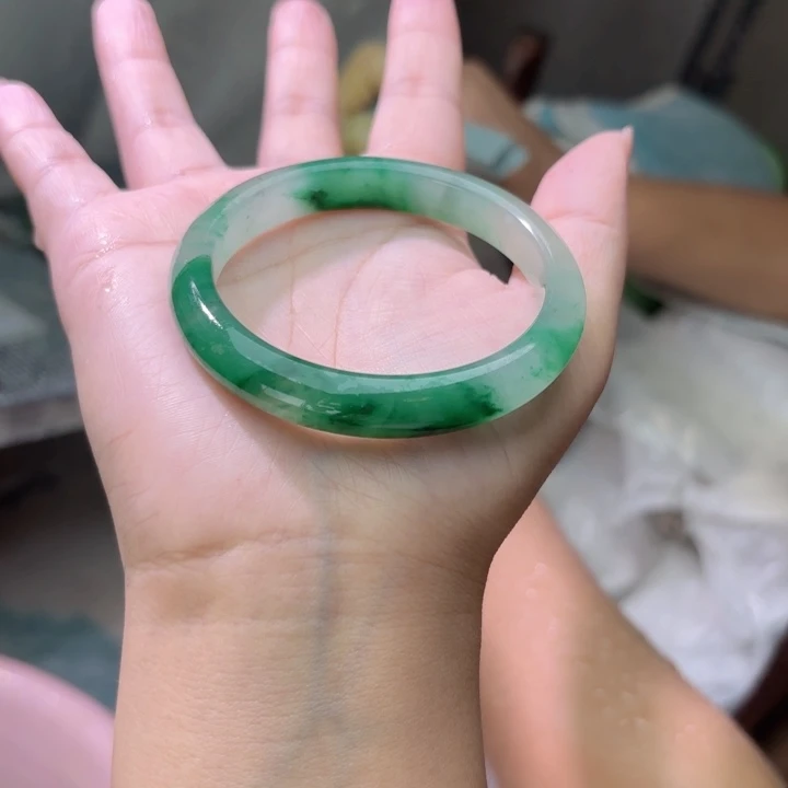 c***y未镶嵌手镯石英质玉（非洲翠）定制