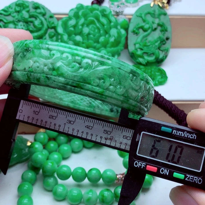 翡翠未镶嵌手镯…．．