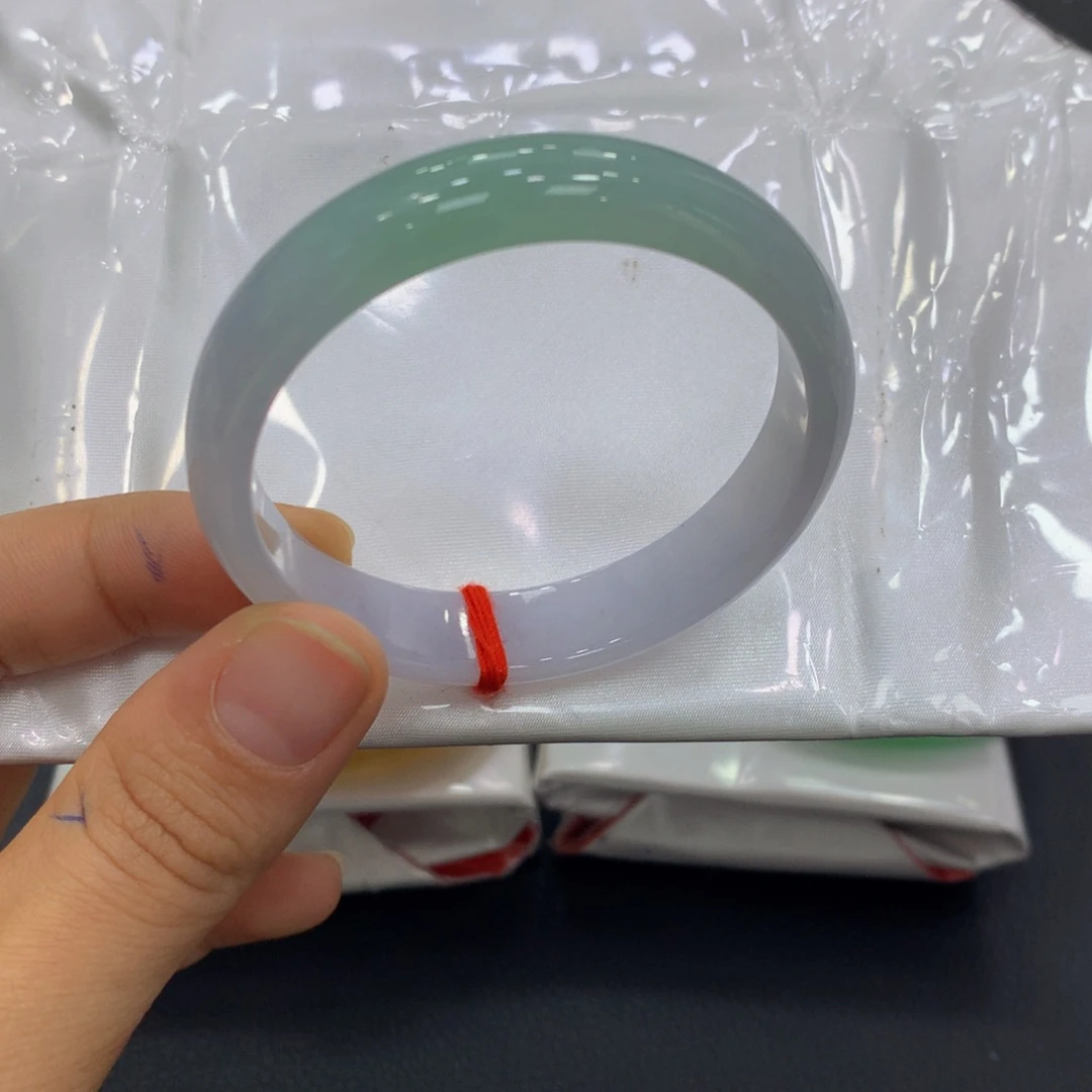 翡翠手镯未镶嵌翡翠