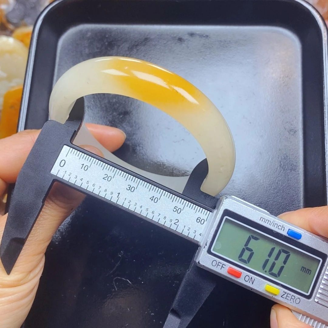 石英质玉（黄龙玉）未镶嵌颈饰
