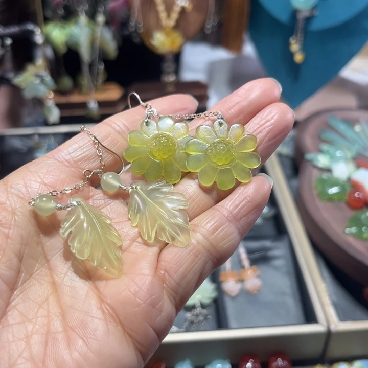 蛇纹石玉未镶嵌耳饰