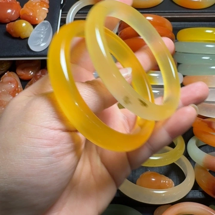 淡***然石英质玉（金丝玉）未镶嵌手镯60