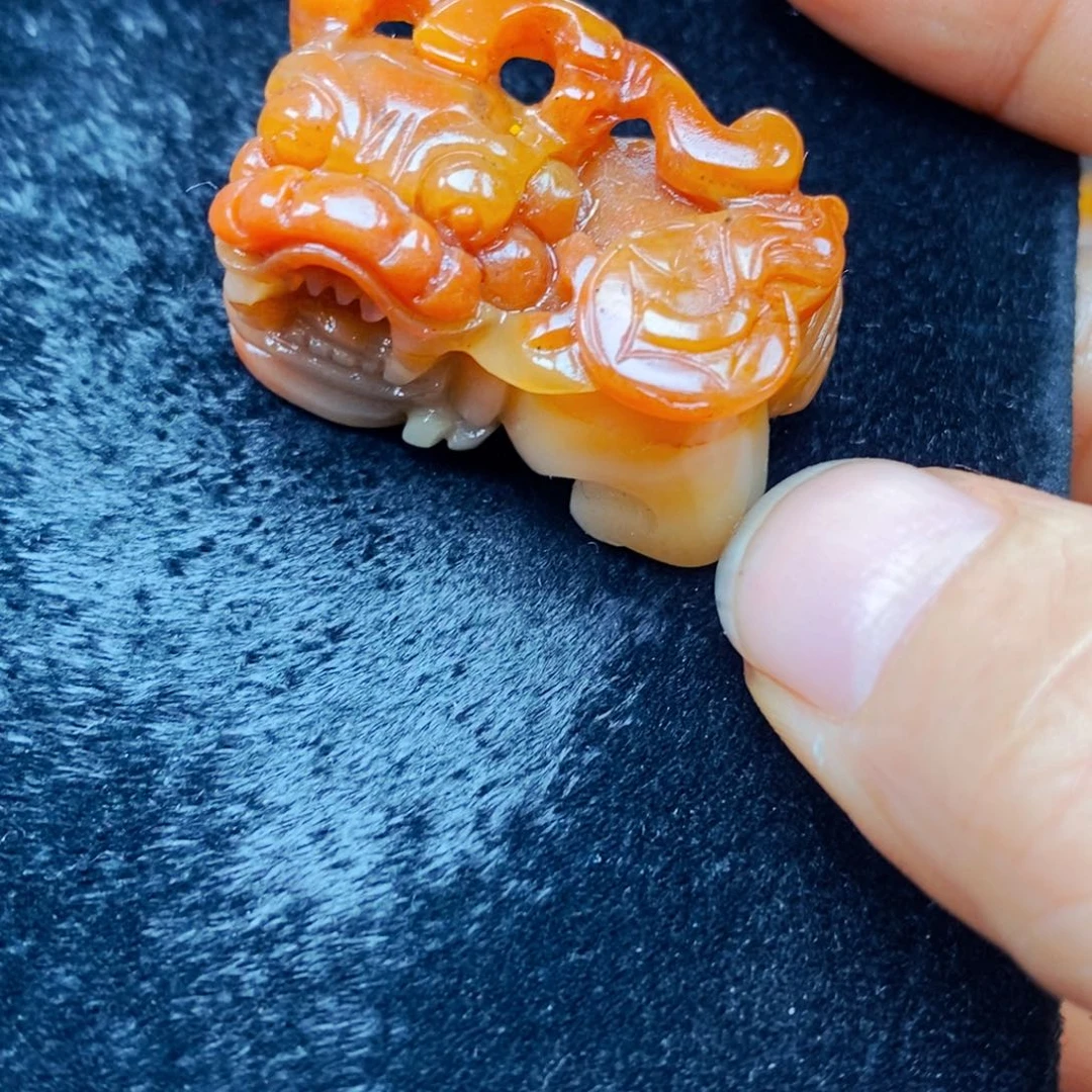 未镶嵌石英质玉（黄龙玉）颈饰