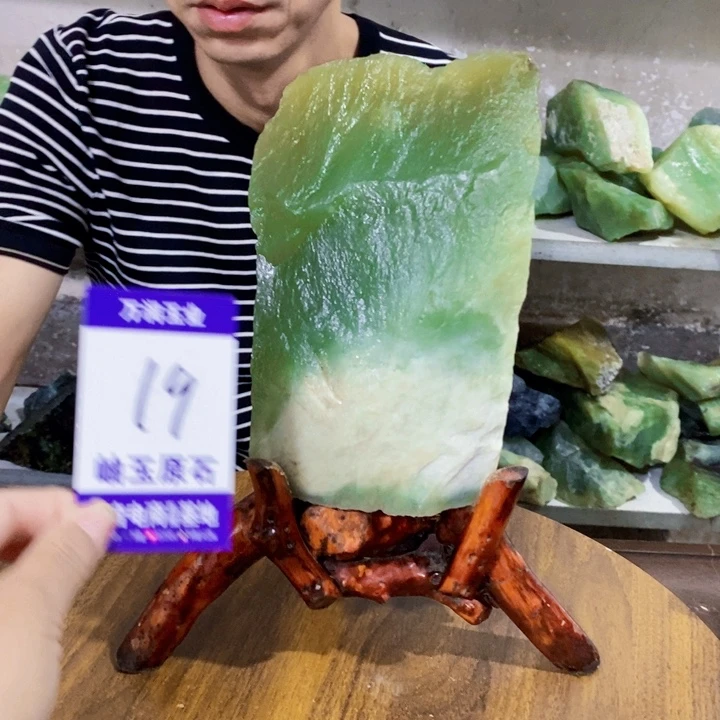宇***外未镶嵌蛇纹石玉原石