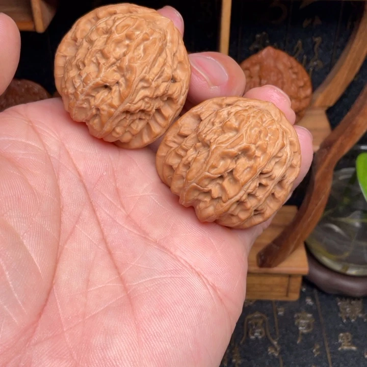 文玩核桃吊坠白狮子全品39尺