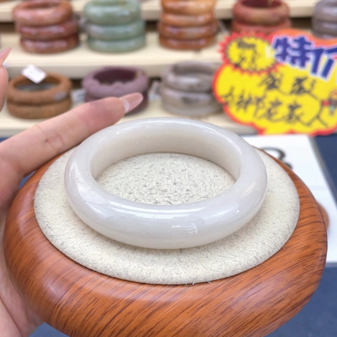 【闪购商品】石英质玉手镯未镶嵌默*名