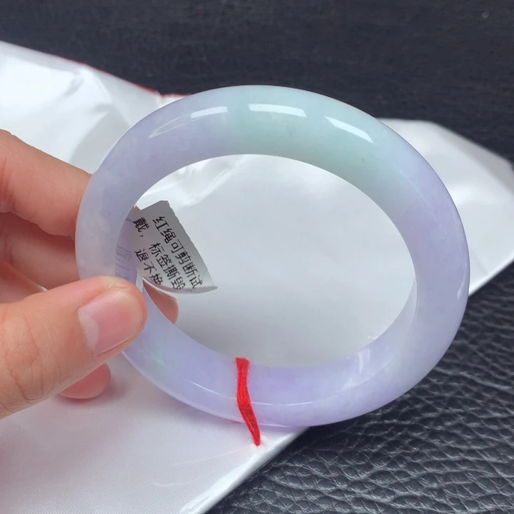 翡翠手镯未镶嵌。