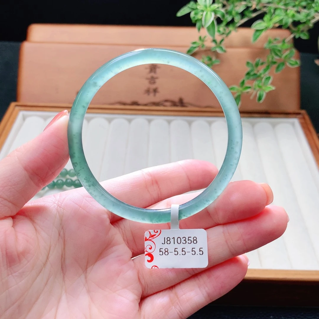 未镶嵌手镯（圆镯）翡翠