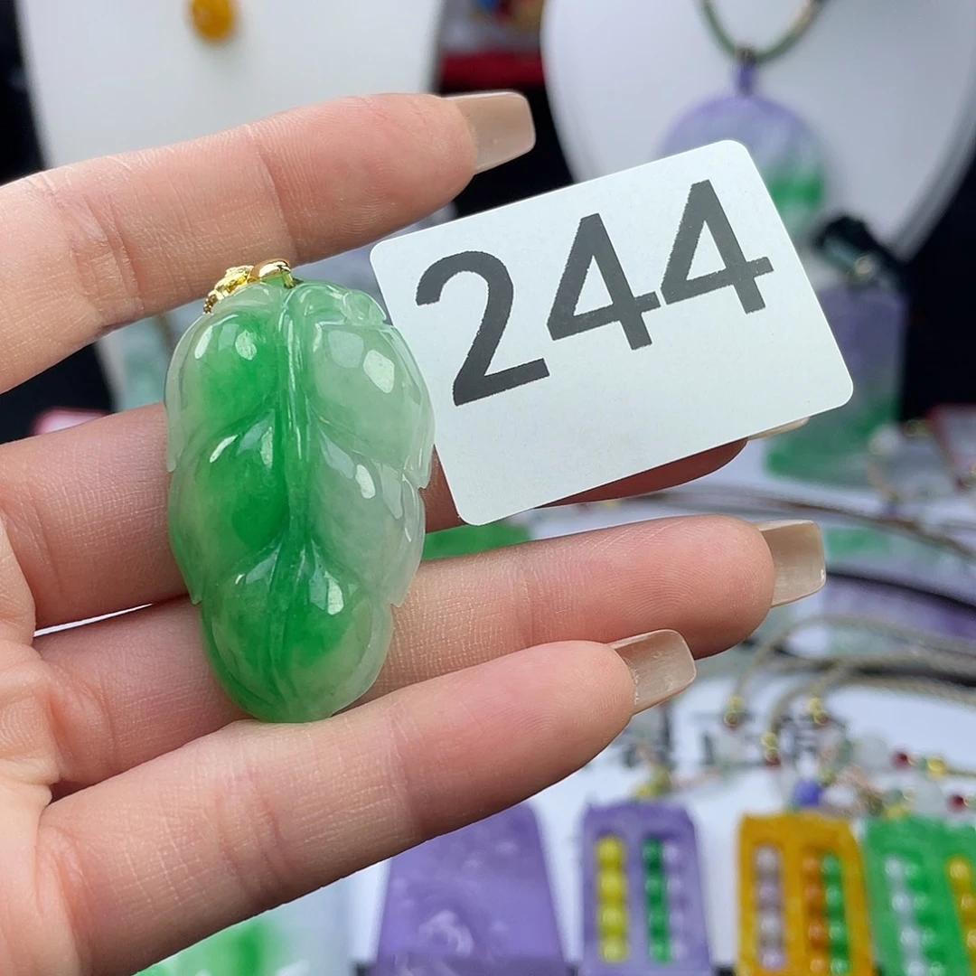 翡翠未镶嵌吊坠(赠链)