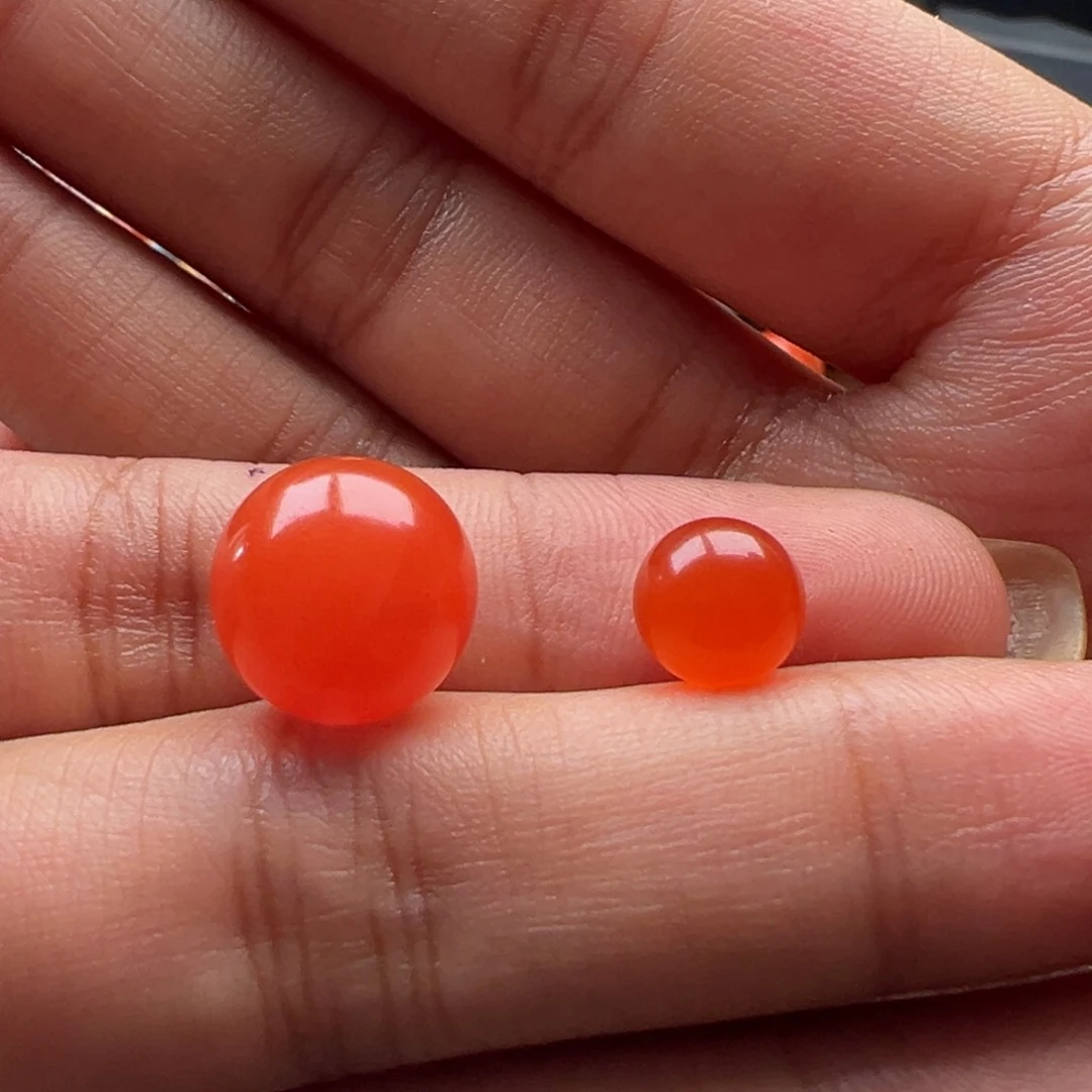 W***东南红玛瑙圆珠12.2，圆珠7.9未镶嵌