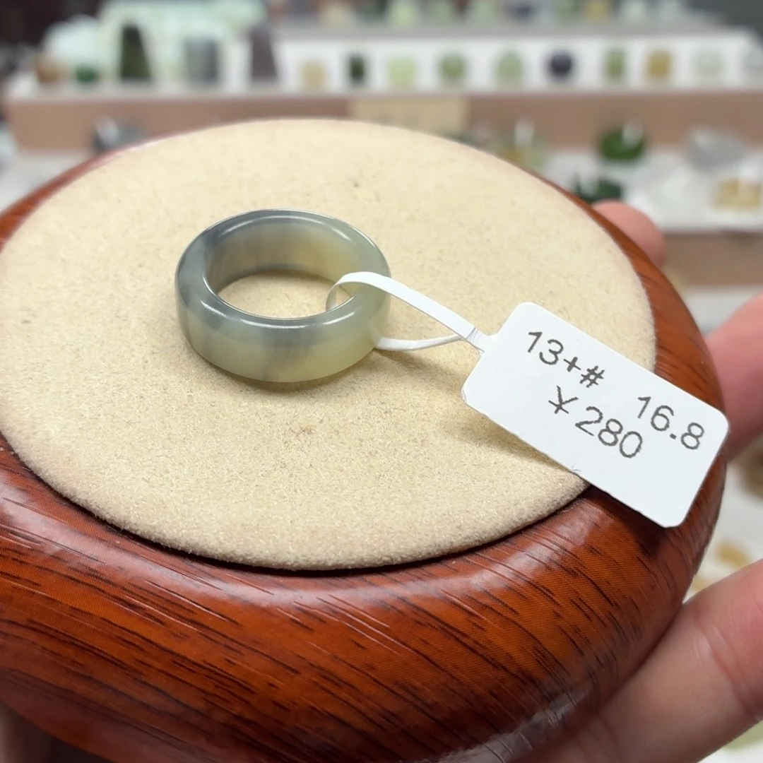 墨***埃未镶嵌戒圈和田玉16.8