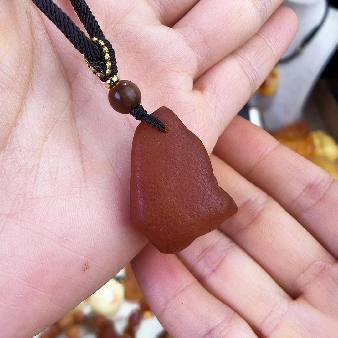 琥珀珠宝奇石未镶嵌。