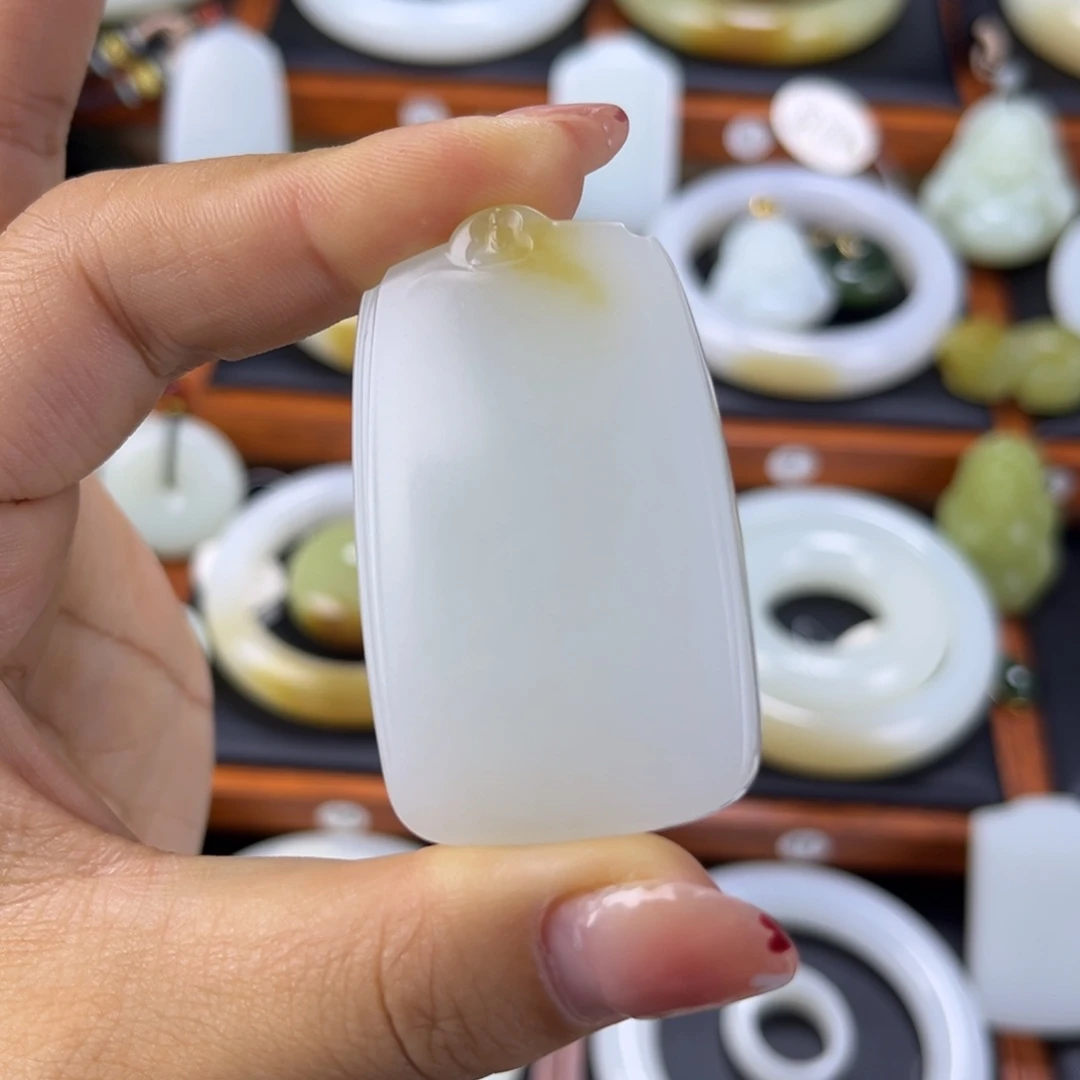 颈饰未镶嵌和田玉（糖玉）