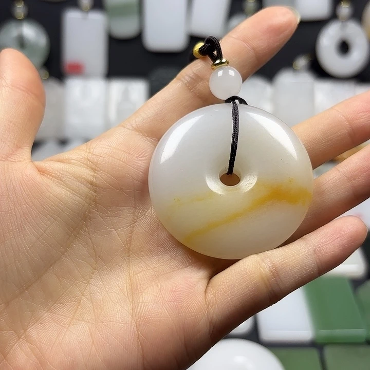 水***心石英质玉未镶嵌颈饰