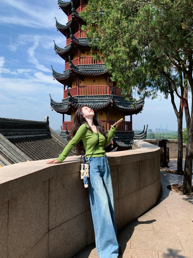 2025秋季新款韩系温柔风翻领设计感针织上衣搭腰牛仔裤显瘦两件套
