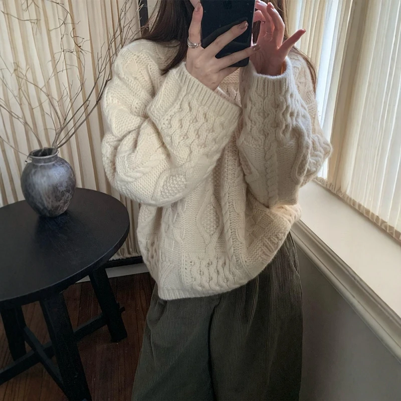 高级感白色圆领套头麻花毛衣女秋冬季宽松慵懒风外穿加厚针织上衣