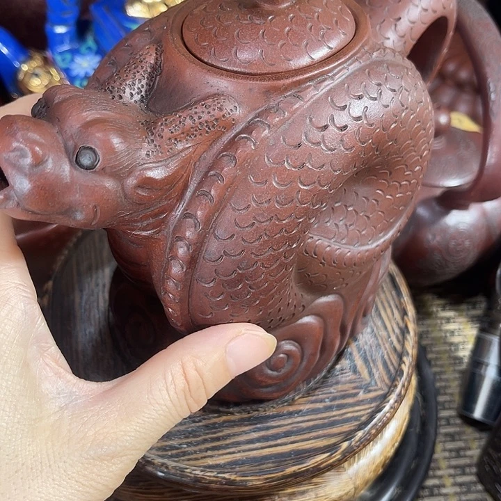 茶壶紫砂原矿泥料手工制作的一把紫砂壶。