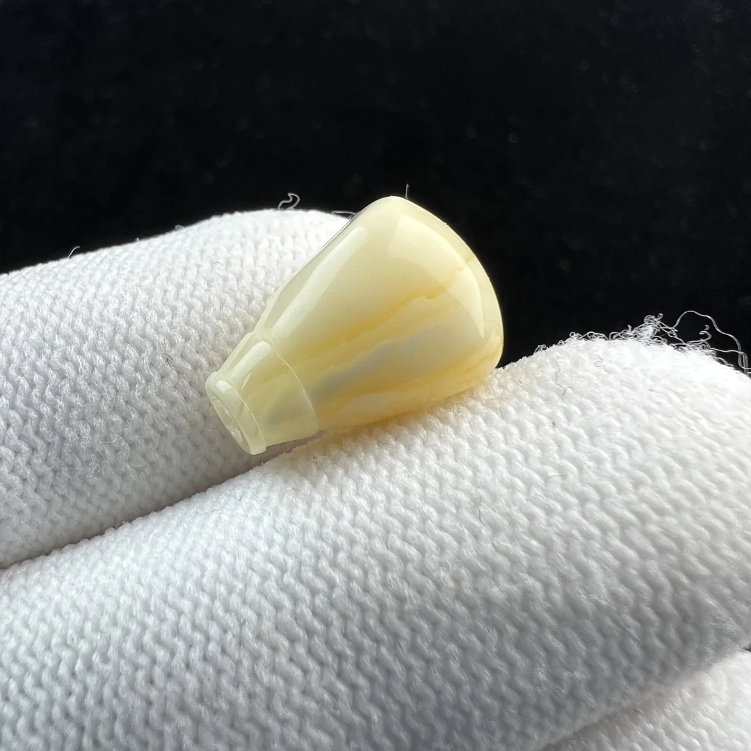 Y2045天然蜜蜡制品 妖花三通10.8x15.6mm0.8克支持复检假一罚四