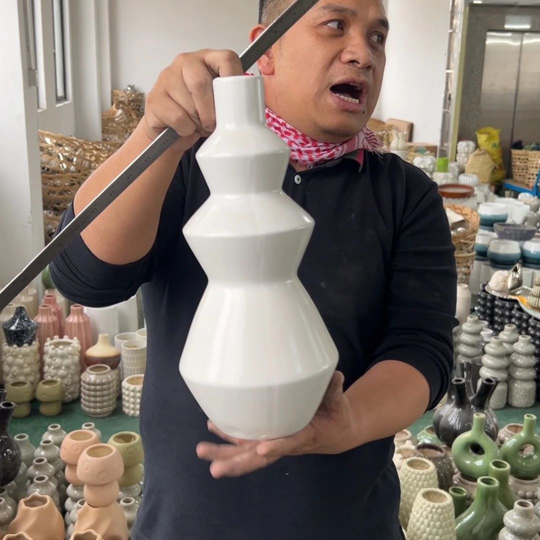 摆件94 号高中低温陶瓷瓶（部分微瑕）