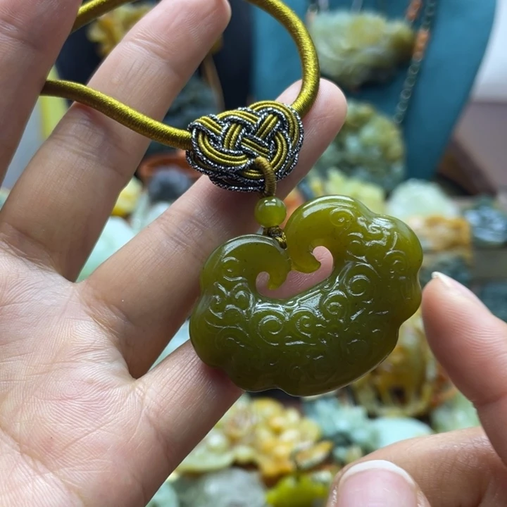 蛇纹石玉未镶嵌颈饰